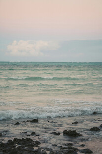 海边礁石与翻涌海浪