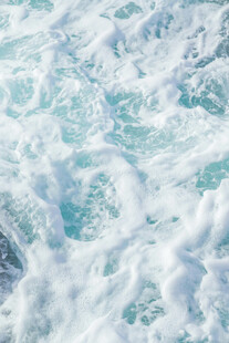 海浪翻涌的蓝色泡沫景象