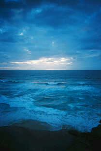 海边暮色中的壮阔海洋景观