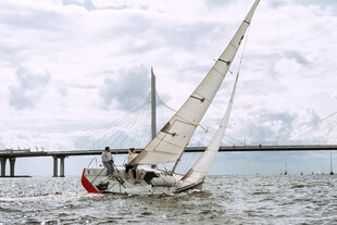 海上帆船航行场景
