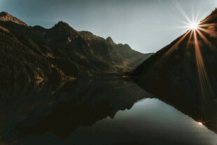 山间湖畔日出美景