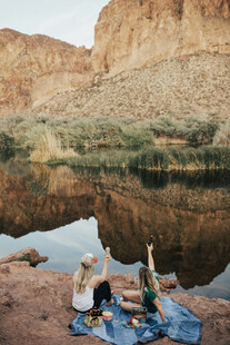 河畔露营者享受美好时光