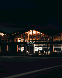 夜晚灯火通明的车站建筑