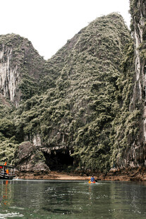 山水间的泛舟美景