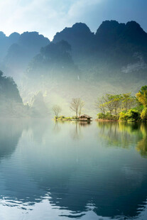 山水倒影的静谧自然美景