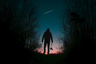 暗夜独行的神秘身影