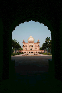 透过拱门看宏伟建筑