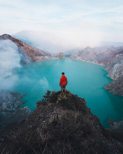 一人独赏绝美湖景山色