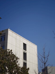 白色建筑与蓝天绿树