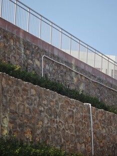 石砌护坡与护栏景观