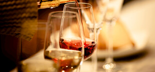 精致酒杯中的醇香红酒