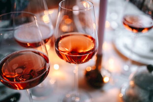 浪漫烛光下的红酒杯