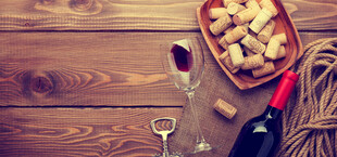 木质桌上的红酒与奶酪