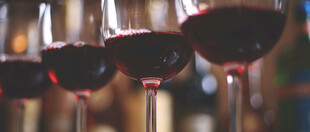 高脚杯中的红酒