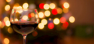 灯光下的红酒杯