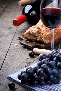美酒葡萄与面包的惬意时光