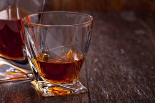 方形玻璃杯中盛着的美酒