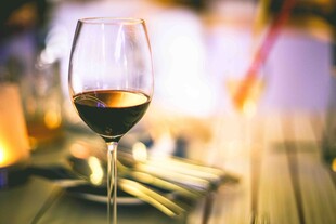 高脚杯中的深红葡萄酒