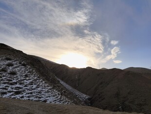 山间雪景天空云彩相伴