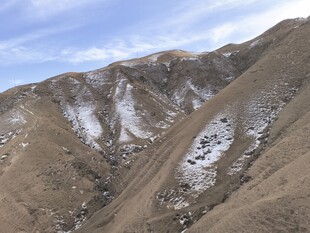 雪山下的棕褐山脉景观