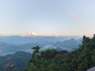 山间美景 云雾缭绕的峰峦