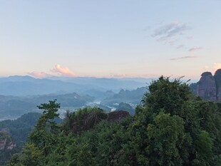 山间晨曦美景