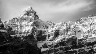 黑白雪山壮丽景观
