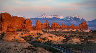 壮丽红岩地貌与远山美景