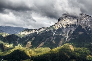 壮丽山景云雾缭绕