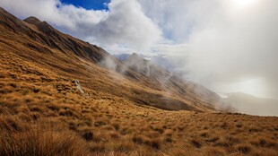 山间云雾缭绕的壮美景色