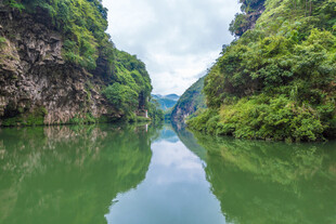 青山绿水间的宁静河道