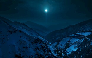 月夜下的雪山壮丽景观