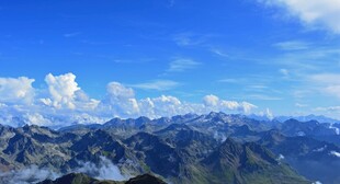 壮丽高山蓝天美景