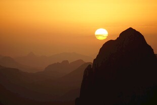 夕阳下的巍峨山峰