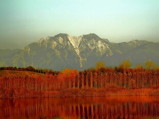 秋日湖畔雪山壮丽美景