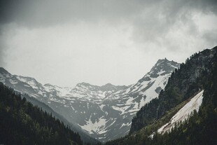 云雾缭绕的壮丽雪山景色