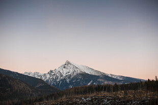 雪山晨曦美景