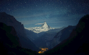 夜空下的雪山山谷美景