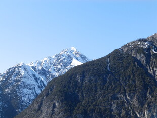 巍峨雪山与葱郁山峦