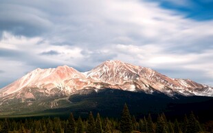 壮丽雪山与天际美景