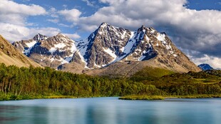 壮丽雪山湖泊自然风光