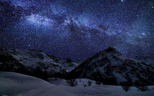 雪山之上的璀璨星空