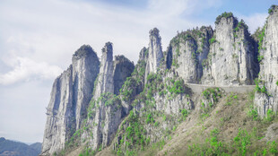 奇峰耸立的壮丽山景