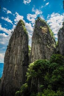 奇峰峻岭映蓝天
