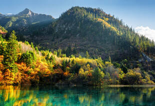 秋日山间的澄澈湖水
