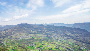 壮丽山峦风景图