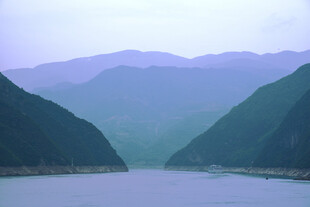 壮丽山水间的静谧江景