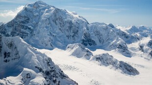 壮丽雪山景观