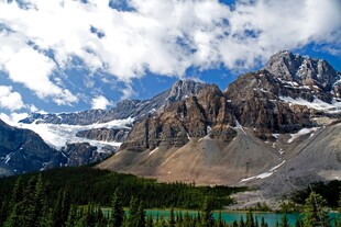壮丽高山湖泊美景