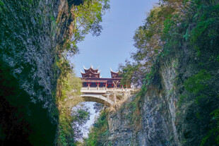 峡谷间的古桥与楼阁